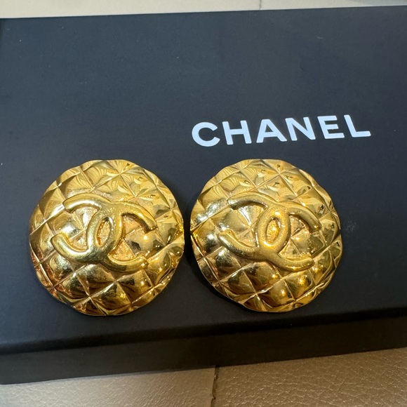 Sold ❌Chanel vintage clip on oversized earrings - Picture 2 of 5